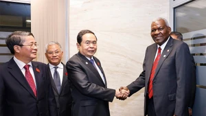 [Foto] Presidente de Asamblea Nacional de Vietnam se reúne con su homólogo cubano