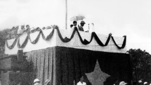 El 2 de septiembre de 1945, en la plaza de Ba Dinh en Hanói, el Presidente Ho Chi Minh leyó solemnemente la Declaración de Independencia, dando nacimiento a la República Democrática de Vietnam. (Foto: VNA)