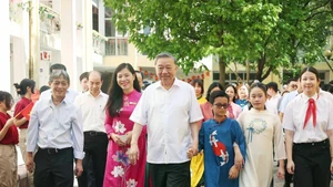 El secretario general del Partido Comunista de Vietnam, To Lam, visita a docentes y estudiantes de las escuelas secundarias Nguyen Dinh Chieu y Xa Dan. (Foto: VNA)