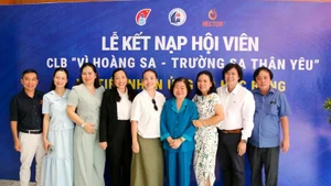 La exvicepresidenta Truong My Hoa se toma una foto de recuerdo con los directivos de la Empresa Lavite. (Foto: VNA)