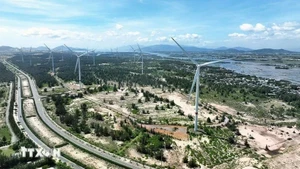 La central eólica Phuong Mai, ubicada en la Zona Económica de Nhon Hoi, provincia de Gia Lai, consta de 11 unidades generadoras con una capacidad total de 26,4 MW. (Foto: VNA)