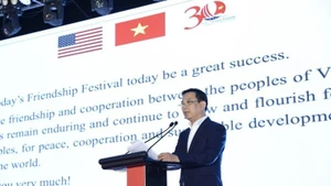 Dong Huy Cuong, vicepresidente de VUFO, habal e el evento. 