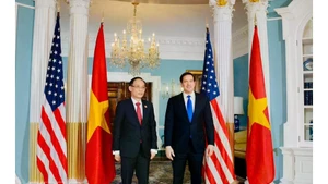 El ministro de Relaciones Exteriores de Vietnam, Le Hoai Trung, (izquierda) y el secretario de Estado de Estados Unidos, Marco Rubio. (Foto: VNA)