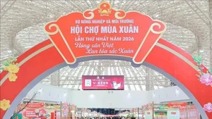 El stand del Ministerio de Agricultura y Medio Ambiente atrajo a residentes y turistas. (Foto: VNA)