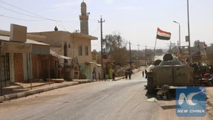 Un vehículo militar cerca de la ciudad de Rawa, próxima a la zona fronteriza entre Iraq y Siria. (Foto: Xinhua)