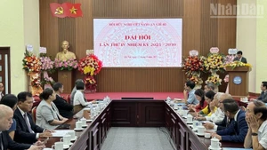 Escena del IV Congreso de la Asociación de Amistad Vietnam–Argelia para el mandato 2025–2030.