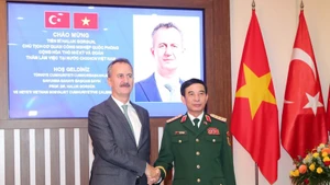 El ministro de Defensa de Vietnam, general Phan Van Giang y Haluk Gorgun, presidente de la Agencia de la Industria de Defensa de Turquía. (Foto: VNA)