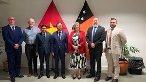 El embajador de Vietnam en Australia, Pham Hung Tam (cuarto, a la izquierda), se reúne ​​con Robyn Cahill, ministra de Comercio, Empresa y Relaciones con Asia del Territorio del Norte de Australia (tercero, a la derecha). (Foto: VNA)