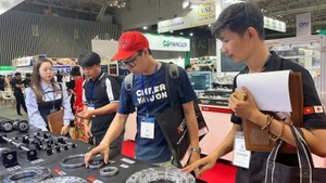 Una empresa presenta una mesa giratoria con base para robots en la Exposición MTA Vietnam 2025.