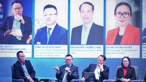 Le Quoc Minh, presidente-editor del periódico Nhan Dan, habla en el evento. 