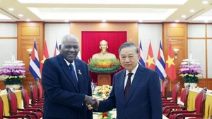 El secretario general del Partido Comunistad de Vietnam, To Lam, recibe al presidente de la Asamblea Nacional del Poder Popular y del Consejo de Estado de Cuba, Esteban Lazo Hernández. (Foto: VNA)
