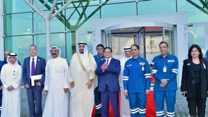 El primer ministro Pham Minh Chinh y delegados en el complejo petroquímico Al-Zour. (Foto: Nhan Dan)