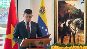 El embajador de Venezuela en Vietnam, Juan Carlos Fernandes Juárez, habla en el acto. (Foto: Embajada de Venezuela en Vietnam)