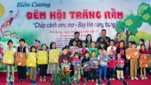 Representantes del Mando de la Guardia Fronteriza de la norteña provincia de Tuyen Quang y patrocinadores entregan obsequios a alumnos en el marco del programa “Apoyo a los niños a la escuela, Niños apadrinados por la Guardia Fronteriza”. (Foto: Xuan Minh/ Periódico de la Guardafronteras)