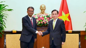 El ministro de Relaciones Exteriores, Le Hoai Trung, recibe al embajador no residente de Nepal en Vietnam, Dhan Bahadur Oli. (Foto: VNA)