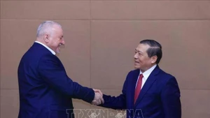 El miembro del Comité Central del Partido Comunista de Vietnam (PCV) y subdirector de su Comisión de Propaganda, Educación y Movilización de Masas, Lai Xuan Mon, y Komjáthi Imre, presidente del Partido Socialista Húngaro. (Foto: VNA)