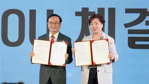 La firma del acuerdo entre la Universidad de Dong A y INK. (Foto: VNA)