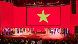 Artistas e invitados durante la ceremonia de saludo a la bandera nacional. 