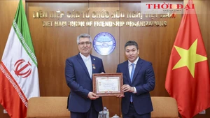 El presidente de la Unión de Organizaciones de Amistad de Vietnam, Phan Anh Son, entrega la medalla conmemorativa “Por la paz y la amistad entre los pueblos” al embajador de Irán en Vietnam, Ali Akbar Nazari. (Foto: thoidai.com.vn)