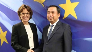 El ministro interino de Agricultura y Medio Ambiente de Vietnam, Tran Duc Thang, se reúne con la comisaria europea de Medio Ambiente, Resiliencia Hídrica y Economía Circular Competitiva, Jessica Raswall. (Foto: VNA)