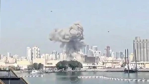 Humo se eleva desde el Centro de Apoyo a las Operaciones Navales (NSA) en Baréin el 28 de febrero. El país cuenta con aproximadamente 100 trabajadores vietnamitas. (Foto: AFP)