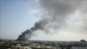 El humo se eleva después de que un misil iraní impactara el cuartel general de la Quinta Flota de la Armada de los EE. UU. en Manama, Bahréin, el 28 de febrero de 2026. (Foto: AA/VNA)