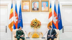 El general Nguyen Tan Cuong, jefe del Estado Mayor del Ejército Popular de Vietnam (EVP) y viceministro de Defensa Nacional, y el primer ministro Samdech Thipadei Hun Manet. (Foto: VNA)