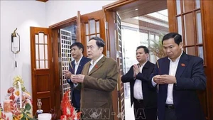El presidente de la Asamblea Nacional de Vietnam, Tran Thanh Man, ofrece incienso en memoria del secretario general del Partido Comunista Nguyen Phu Trong. (Foto: VNA)