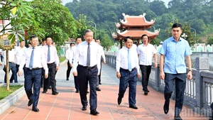 [Foto] Líder partidista ofrece inciensos en memoria del Presidente Ho Chi Minh y de los predecesores revolucionarios