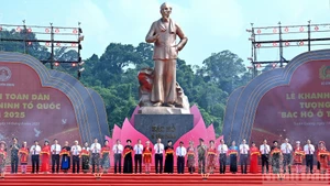 [Foto] Líder partidista vietnamita asiste a inauguración de estatua “Tío Ho en Tan Trao”