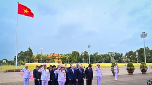 El presidente de la Duma Estatal de la Asamblea Federal de Rusia, Vyacheslav Volodin, y su delegación rinden tributo al Presidente Ho Chi Minh.