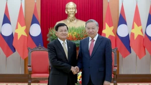 El secretario general del Partido Comunista de Vietnam, To Lam, se reunió con el secretario general del Partido Popular Revolucionario de Laos y presidente de ese país, Thongloun Sisoulith, en ocasión de la ceremonia de firma de la Convención de las Naciones Unidas contra la Ciberdelincuencia, en Hanói. (Foto: DANG KHOA)