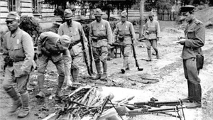En agosto de 1945, soldados del Ejército fascista japonés de Kwantung entregan las armas y se rinden ante el Ejército Rojo Soviético. (Foto: Archivo Internacional y publicada por la VNA).