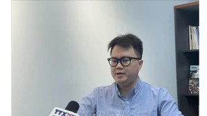 Enzo Sim Hong Jun, investigador de historia y defensa del sudeste asiático, en la entrevista (Foto: VNA)