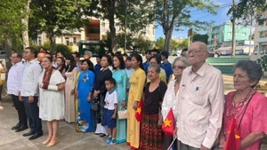 Delegados en la ceremonia de ofrenda floral en homenaje al Presidente Ho Chi Minh con motivo del 80º aniversario del Día Nacional de Vietnam. (Foto: Embajada de Vietnam en Cuba)