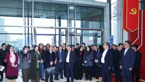 El miembro del Buró Político y permanente del Secretariado del Comité Central del PCV, Tran Cam Tu, inspecciona los preparativos para el próximo XIV Congreso Nacional del PCV. (Foto: VNA)