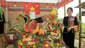 En el concurso de presentación de bandejas frutales. 