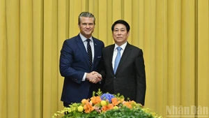 El presidente de Vietnam, Luong Cuong (derecha), y el secretario de Guerra de Estados Unidos, Pete Hegseth.