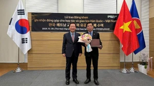 El jefe del distrito de Bonghwa, Park Hyeon Guk, otorga una medalla conmemorativa al embajador de Vietnam en Corea del Sur, Vu Ho. 