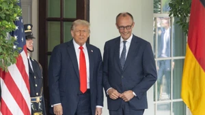 El presidente de Estados Unidos, Donald Trump (derecha), se reúne con el canciller alemán, Friedrich Merz, en la Casa Blanca, el 3 de marzo de 2026. Ambos líderes también abordaron el conflicto en Ucrania y las relaciones comerciales entre la Unión Europea (UE) y Estados Unidos. (Foto: Xinhua/VNA)