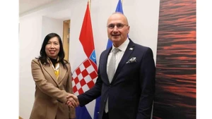 La viceministra de Relaciones Exteriores de Vietnam Le Thi Thu Hang y el canciller croata, Gordan Grlić Radman. (Foto: VNA)