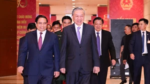 El primer ministro Pham Minh Chinh recibe al secretario general del PCV, To Lam, en la ceremonia por el 80º aniversario de la fundación del Gobierno.