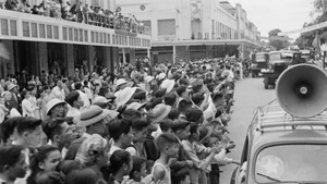 Decenas de miles de hanoienses acuden a las calles para dar la bienvenida a la tropa revolucionaria el 10 de octubre de 1954. (Foto: Archivo de VNA) 