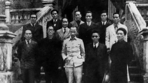 El presidente Ho Chi Minh y los miembros del Consejo de Gobierno Provisional de la República Democrática de Vietnam se presentan tras la primera reunión, en la mañana del 3 de septiembre de 1945. (Foto: VNA)