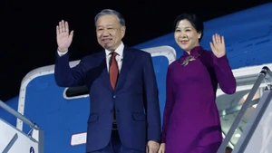 Ceremonia de bienvenida al secretario general del PCV, To Lam, y su esposa en el Aeropuerto Internacional de Sofía. (Foto: Thong Nhat/VNA)