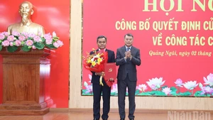 Entregan la Decisión a Ho Van Nien, nuevo secretario del Comité partidista de Quang Ngai. (Foto: Nhan Dan)
