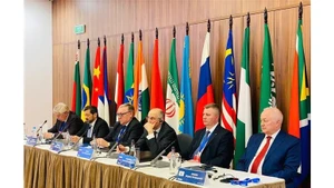 Principales oradores en la conferencia. (Foto: VNA)