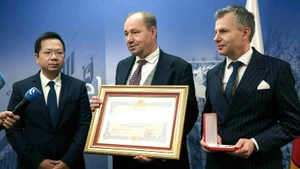 El profesor Bartłomiej Kwiatkowski, hijo del fallecido arquitecto Kazimierz Kwiatkowski, habla en la ceremonia. (Foto: Embajada de Vietnam en Polonia)