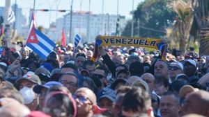 Ciudadanos cubanos realizan manifestaciones públicas con pancartas, mostrando solidaridad y apoyo a Venezuela.