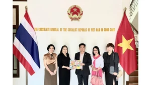 Dinh Hoang Linh (en el centro), cónsul general de Vietnam en Khon Kaen, entrega un obsequio conmemorativo a Orathai Piayura, decana de la Facultad de Humanidades y Ciencias Sociales de la Universidad de Khon Kaen. (Foto: VNA)